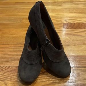 Clarks artisan dress shoe size 5 1/2 beautiful dark purple color. Worn once.
